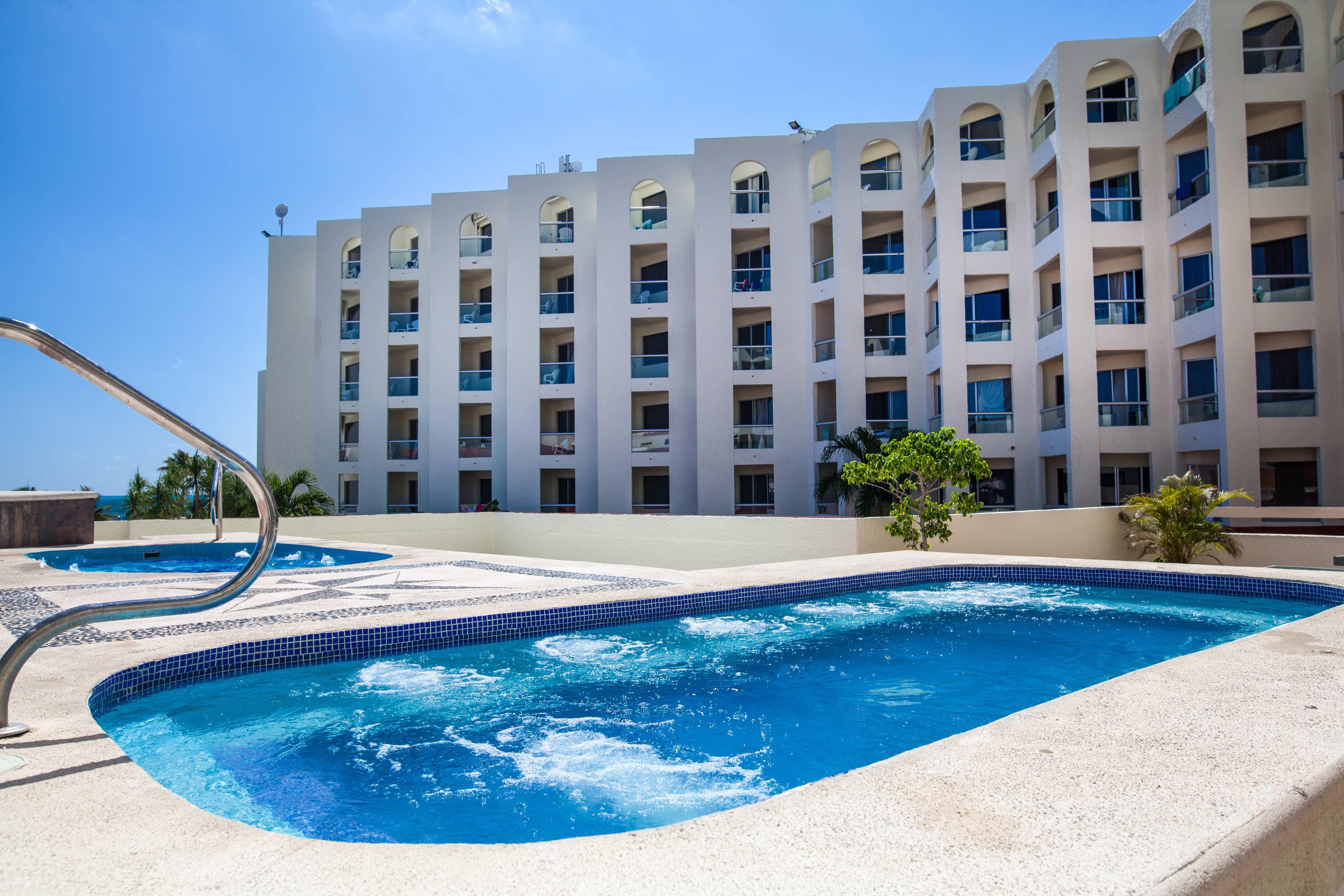 Aquamarina Beach Hotel Cancun Exterior photo