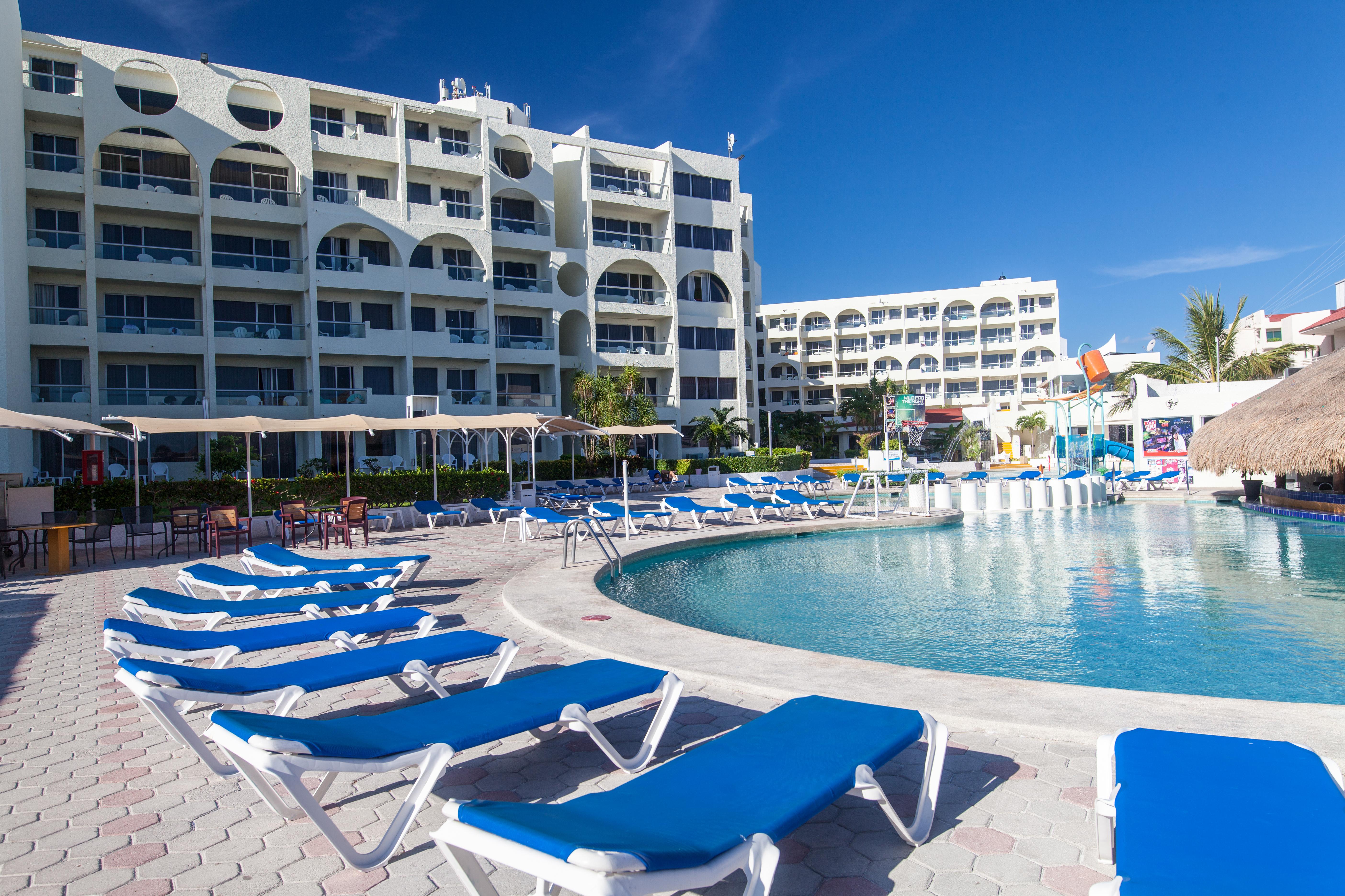 Aquamarina Beach Hotel Cancun Exterior photo